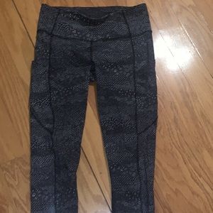 LULULEMON Black &White leggings! SIDE POCKETS!